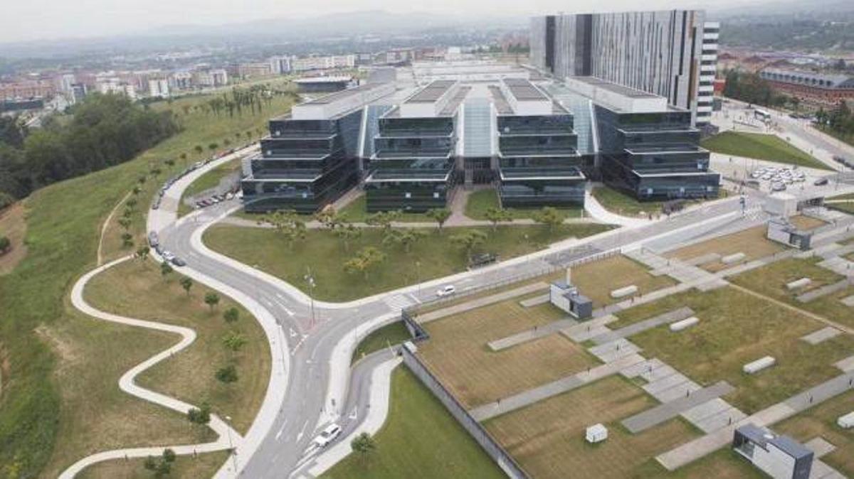 Vista del HUCA desde la azotea de uno de los edificios colindantes.