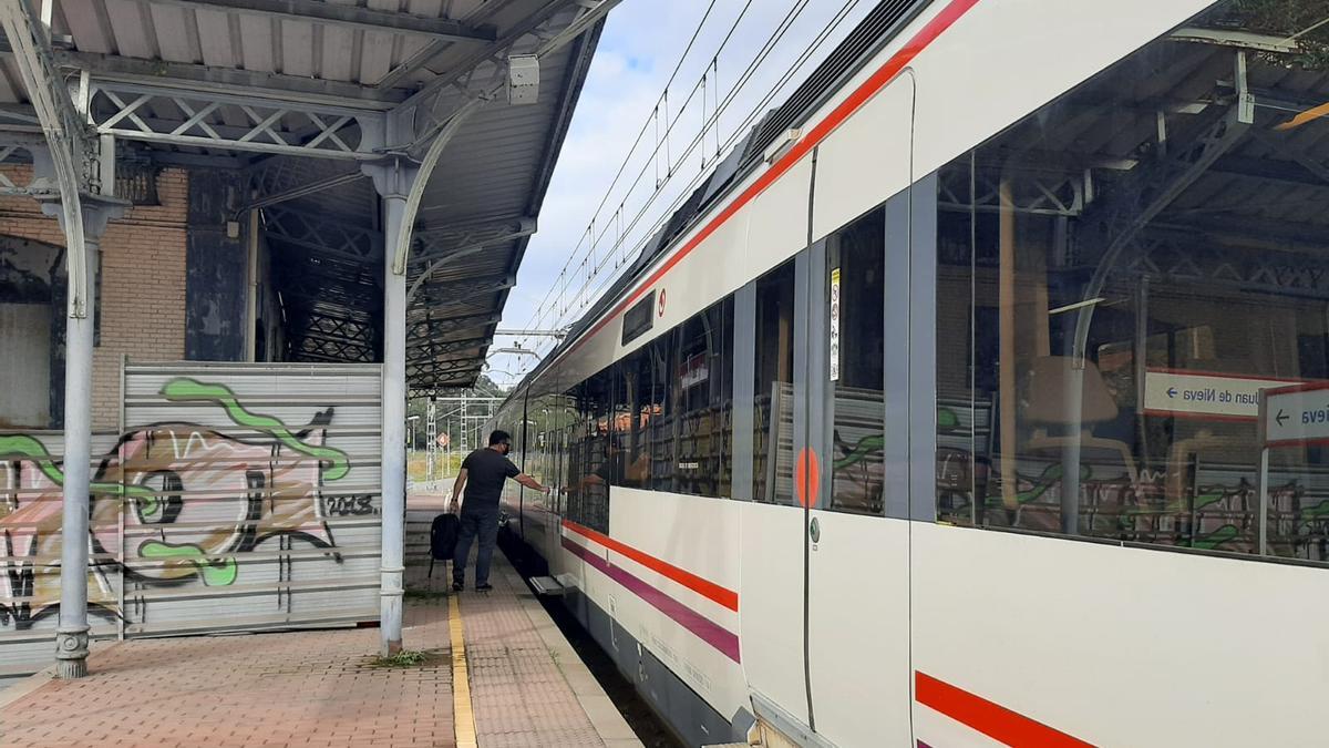 Un usuario toma el tren en la estación de Villabona, vallada.