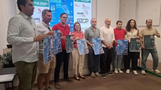 Representantes de la Asociación Zamorana de Clubes de Pádel, Caja Rueral y Ayuntamiento, este miércoles.  | P. F.
