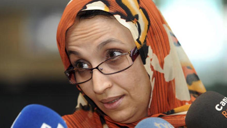 Aminatu Haidar en el aeropuerto de Gran Canaria.