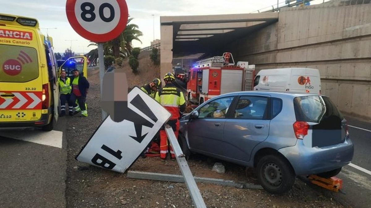 Imagen del vehículo accidentado durante la mañana de este lunes en la GC-21, a su paso por el término municipal de Las Palmas de Gran Canaria.