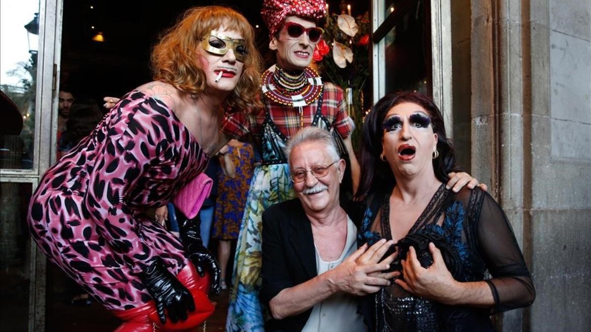 Nazario, con tres amigas travestis que participaron en la celebración de los 40 años de Anarcoma, este miércoles en el restaurante Ocaña de la plaza Real.