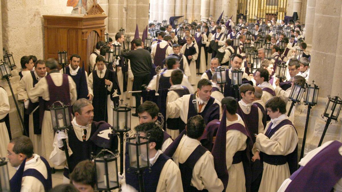 Hermanos del Vía Crucis en el interior de la catedral hace años. | L.O.Z.