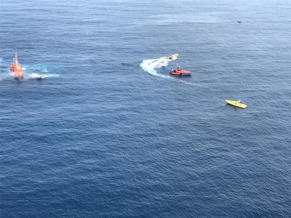Buscan a una persona en el mar tras incendiarse una embarcación al sur de Lanzarote