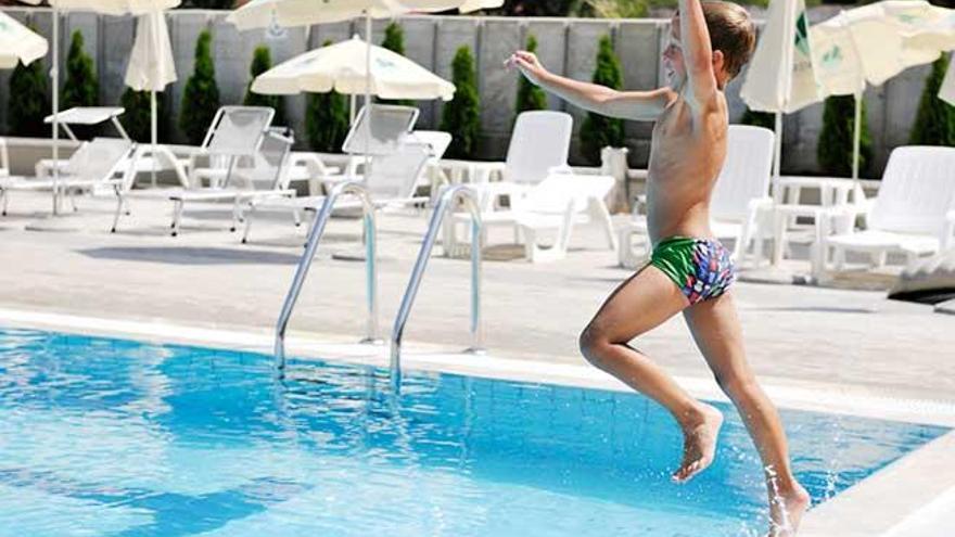 Prevención y reacción para evitar ahogamientos de niños en piscinas