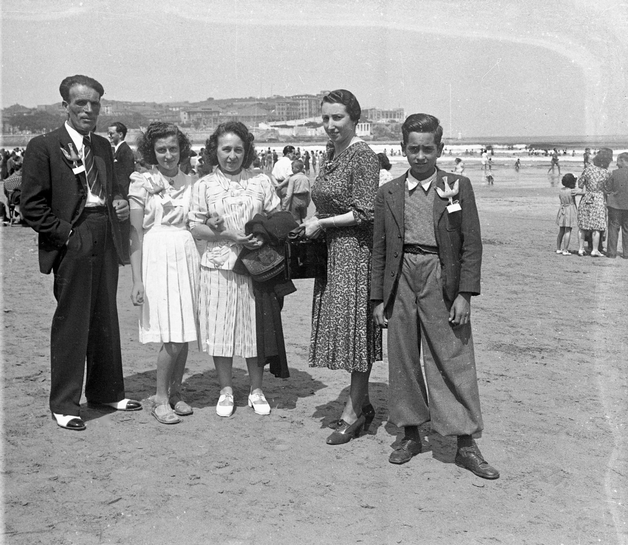 Retrato de familia en la playa de San Lorenzo. h. 1945. Col. Muséu del Pueblu d’Asturies