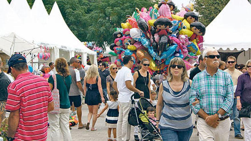 Puestos de venta en la calle durante la última edición de la feria de Alcúdia.