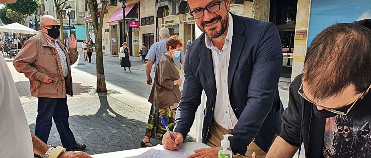 Ignacio Blanco, ayer, durante la campaña de firmas.