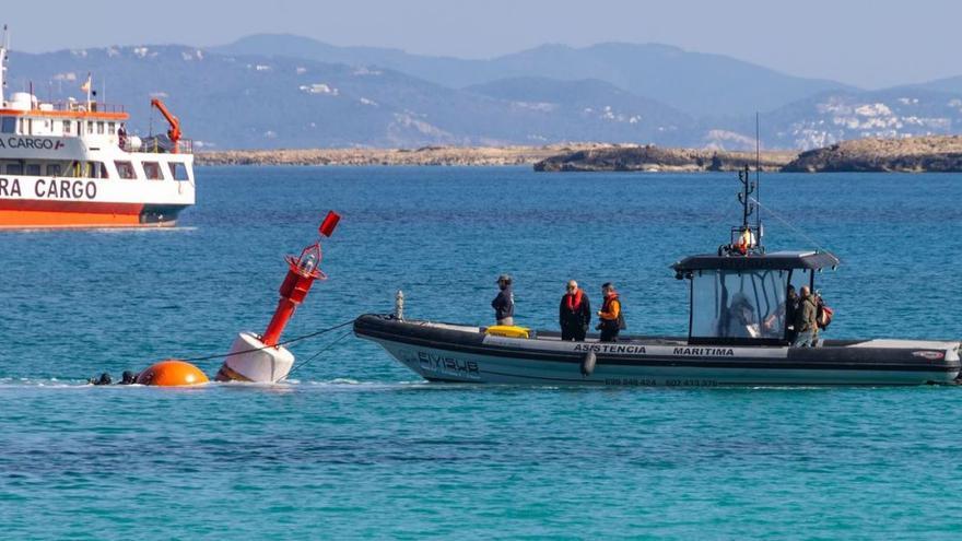 Trabajos de balizamiento de los dos nuevos canales en aguas del puerto de la Savina. | GERARDO FERRERO
