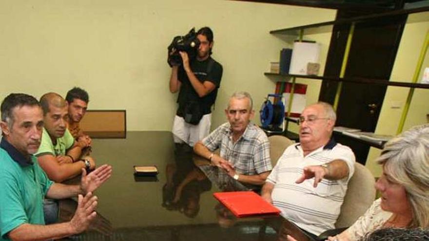 Imagen de la reunión que mantuvieron los trabajadores en el Ayuntamiento