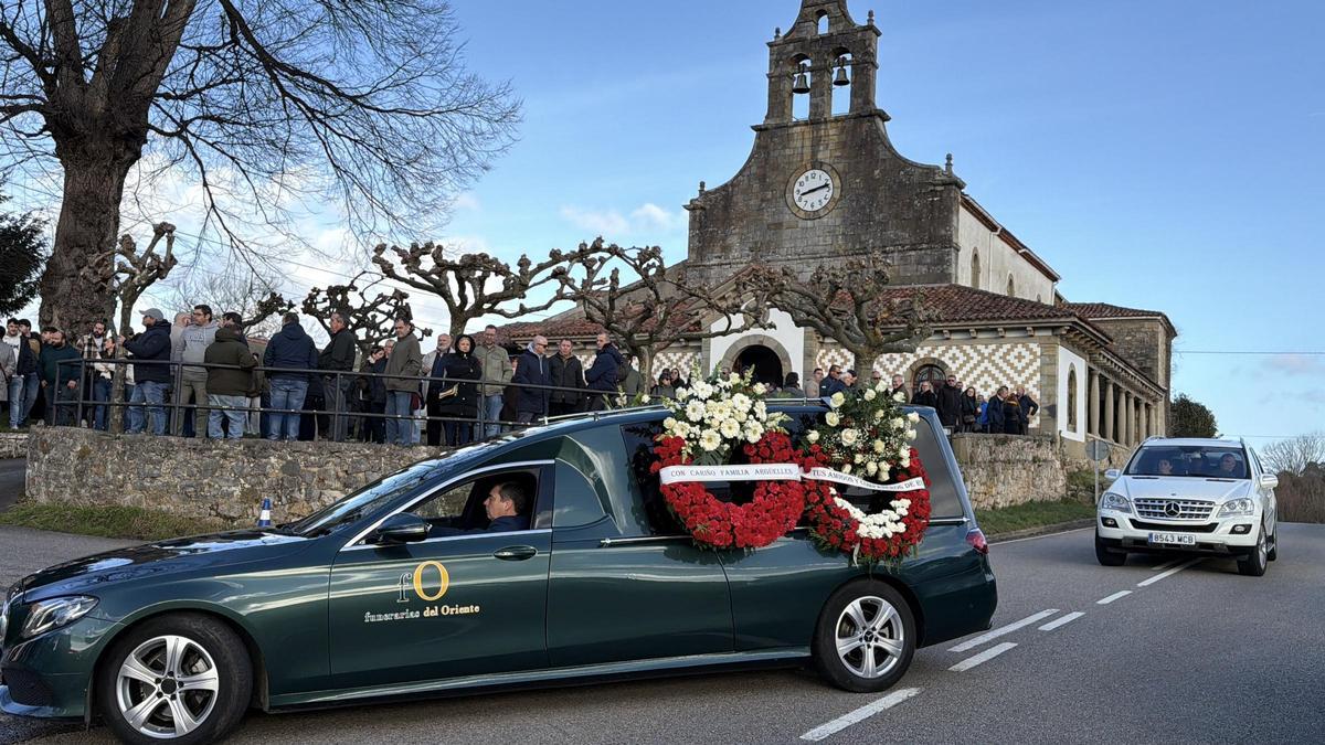 La llegada del féretro con los restos de Miguel Ángel Cambiella a San Esteban de Leces.