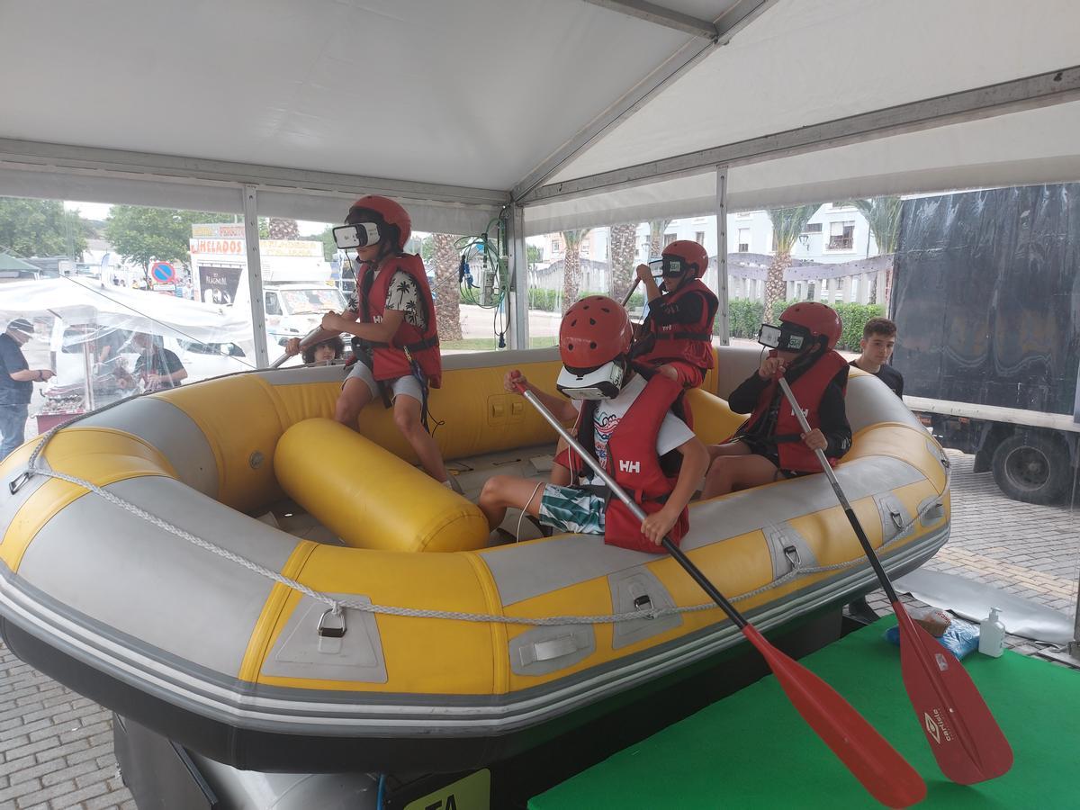 Un grupo de niños participan en la actividad de realidad virtual sobre rafting.