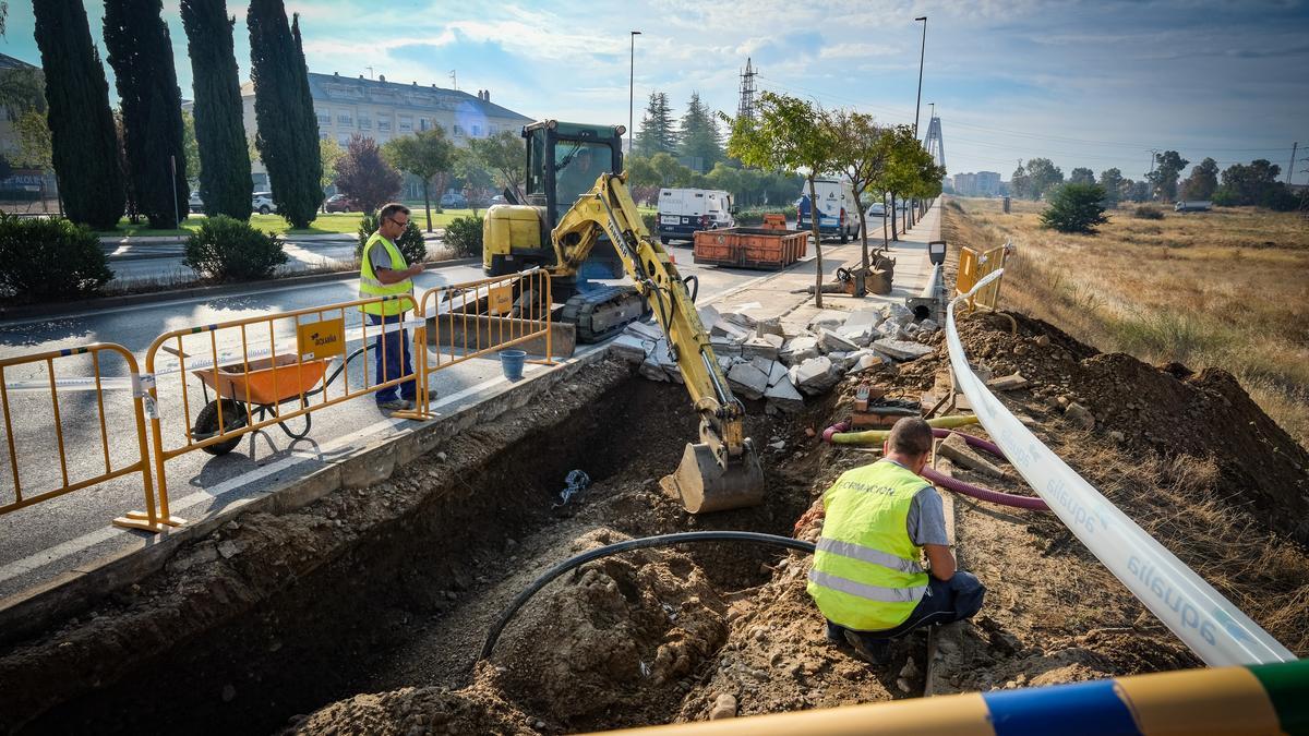 Socavón por una avería de agua en el puente Real de Badajoz.