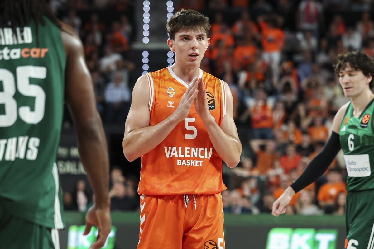 30/04/2026 Sergio de Larrea of Valencia Basket gestures during the EuroLeague Play Off Game 2 match between Valencia Basket and Panathinaikos Aktor Athens at Roig Arena on April 30, 2026 in Valencia, Spain. DEPORTES Irina R. Hipolito / AFP7 / Europa Press