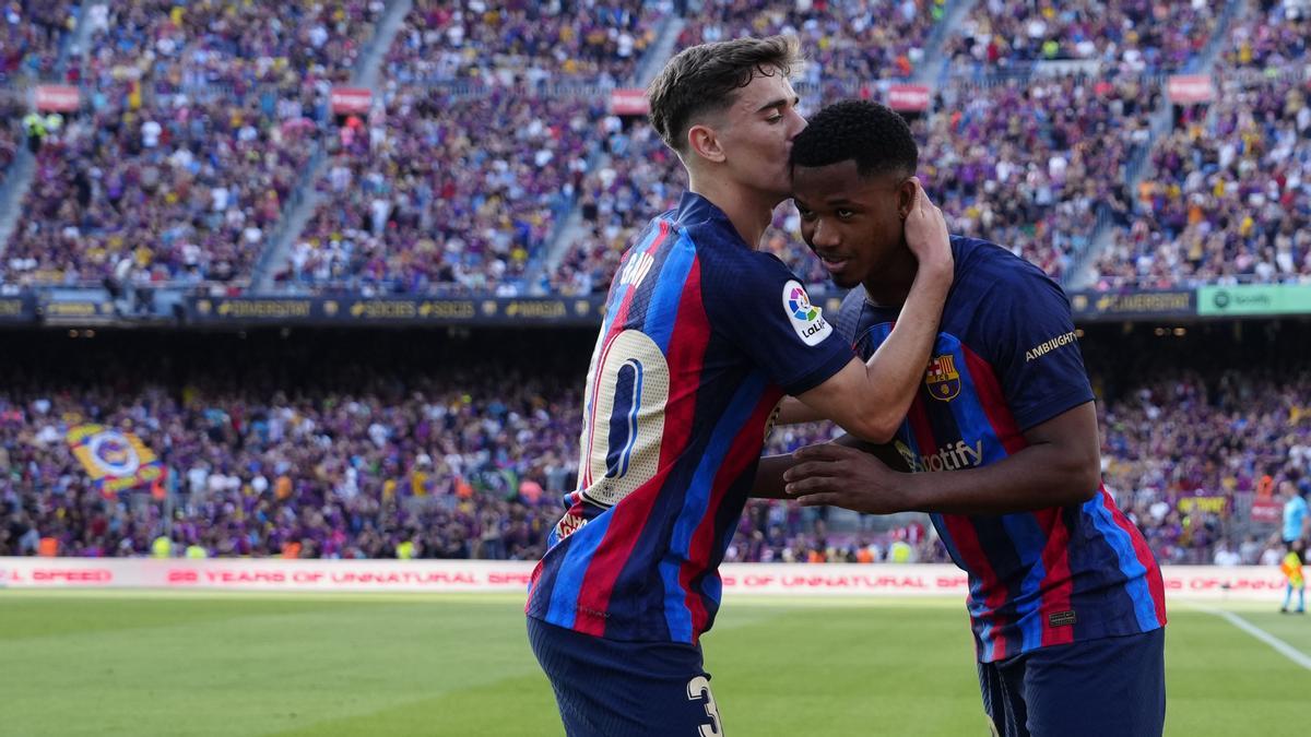 Ansu Fati celebra un gol junto a su compañero Gavi durante el encuentro frente al Mallorca