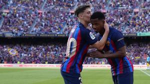   Ansu Fati celebra un gol junto a su compañero Gavi durante el encuentro frente al Mallorca 