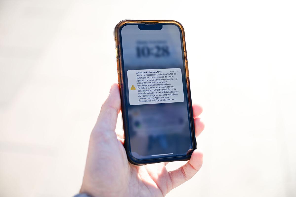 Mensaje Es-Alert enviado por Protección Civil a los móviles para informar de los fuertes vientos este sábado en Castellón. Mensaje Es-Alert enviado por Protección Civil a los móviles para informar de los fuertes vientos este sábado en Castellón.