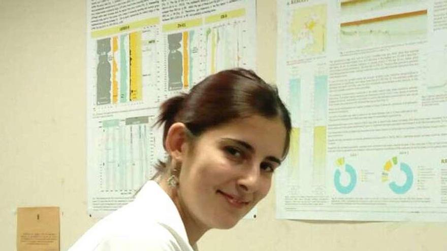 Arriba, Iria García, en el laboratorio de palinología del campus. A la izquierda, una muestra microscópica de un dinoflagelado.