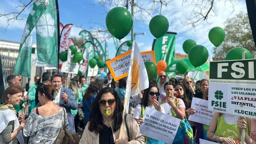 Manifestación de las escuelas infantiles frente a las puertas del Parlamento andaluz.