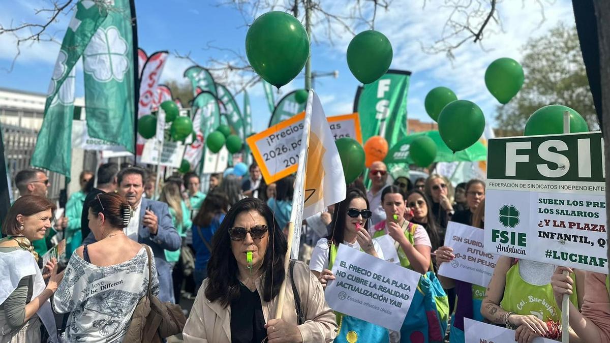 Manifestación de las escuelas infantiles frente a las puertas del Parlamento andaluz.