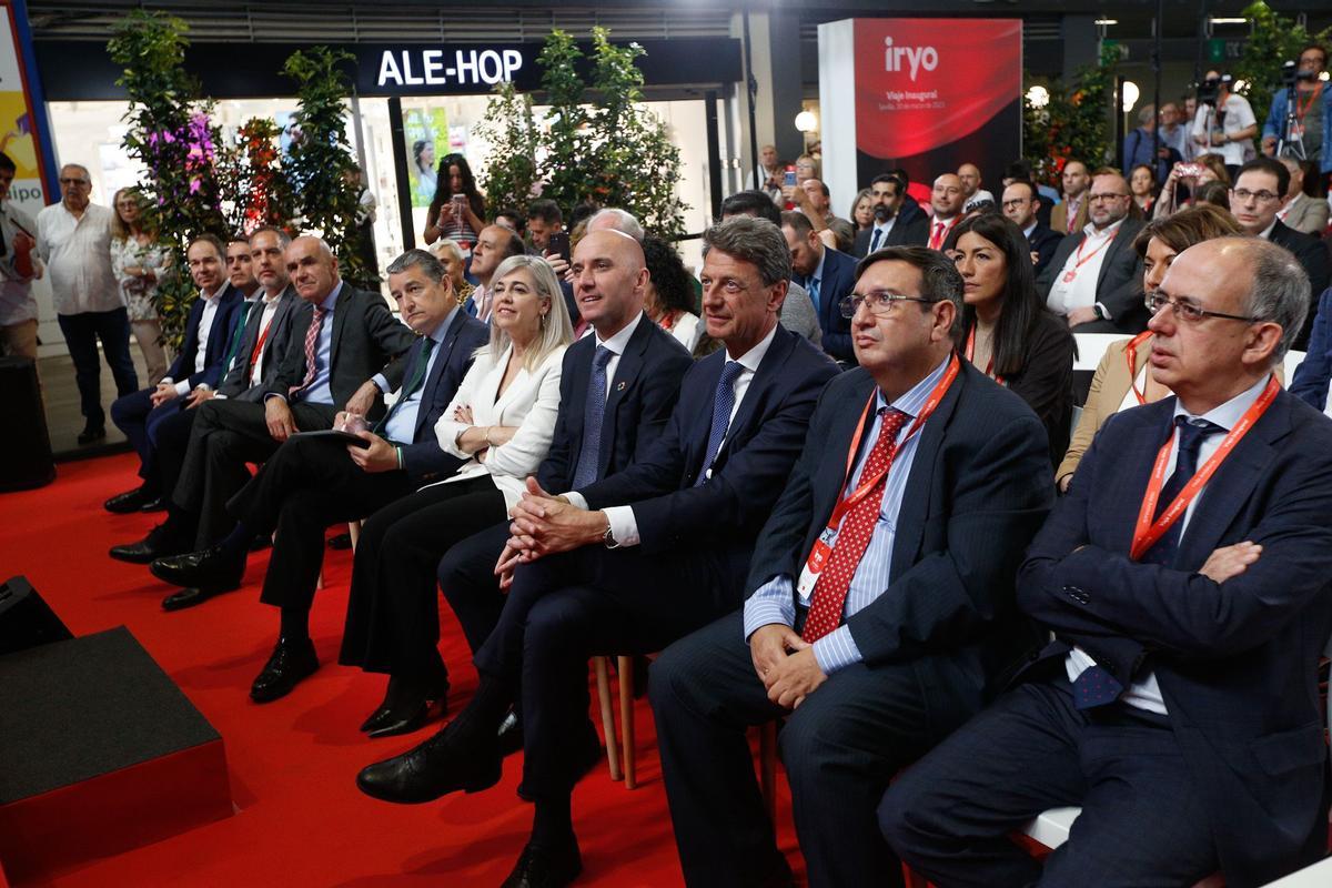 Autoridades y miembros de la compañía, en la presentación realizada en Sevilla.