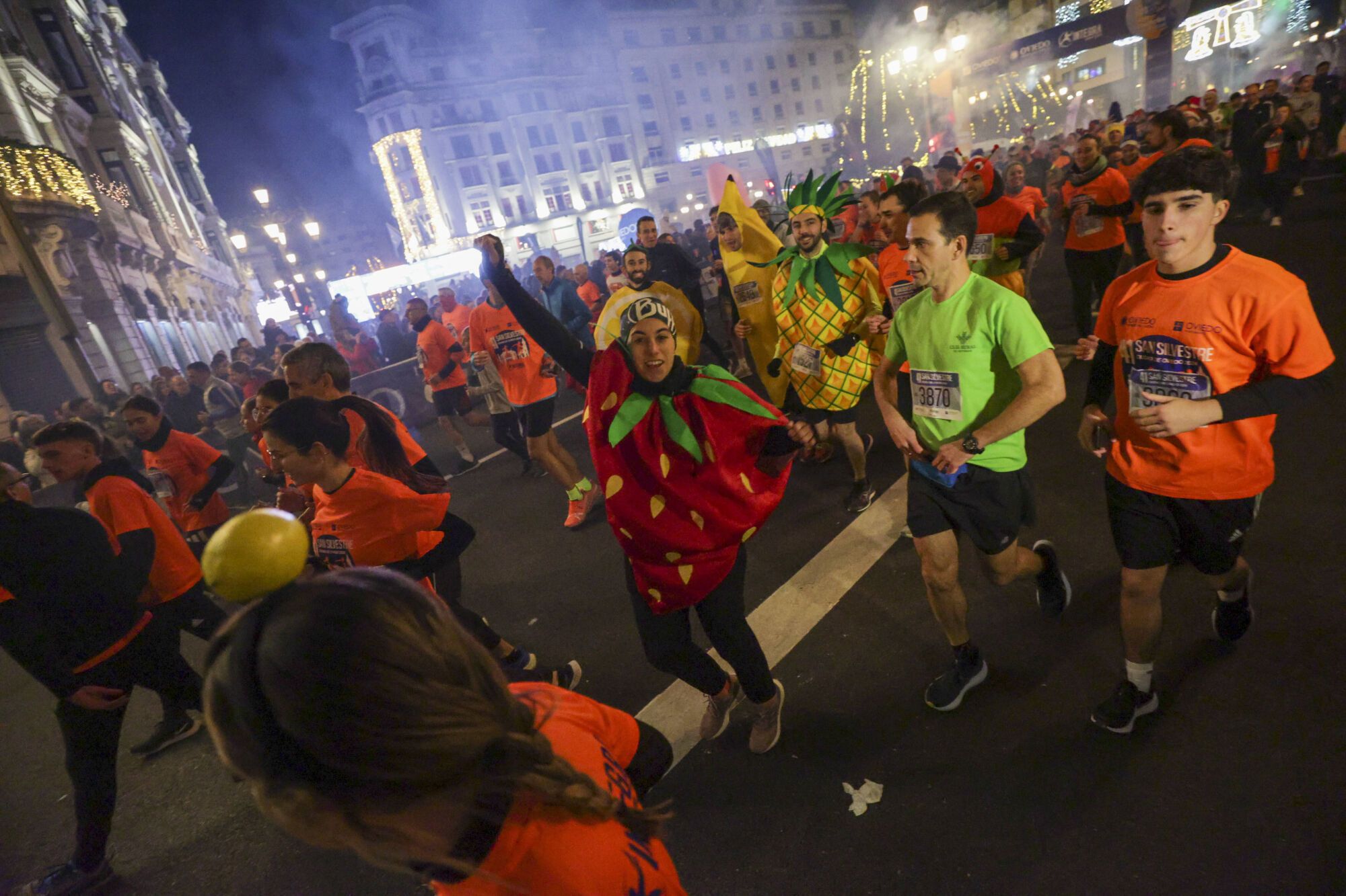 EN IMÁGENES: Alejandro Onís y Mariam Benkert saltan del segundo al primer puesto en la San Silvestre de Oviedo