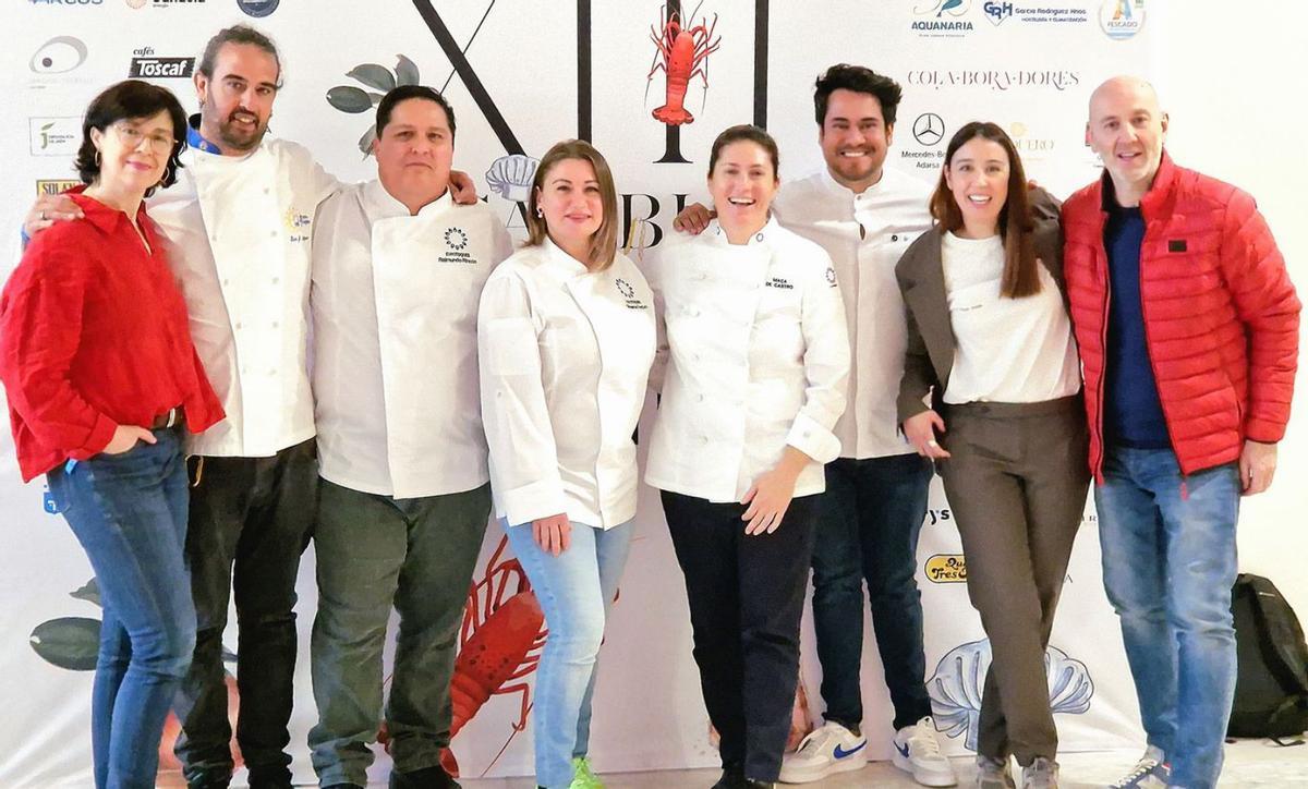 La chef mallorquina (centro con pantalón negro), posa ayer junto a algunos de sus compañeros  de la asociación europea de cocineros.  | M. À. ADROVER