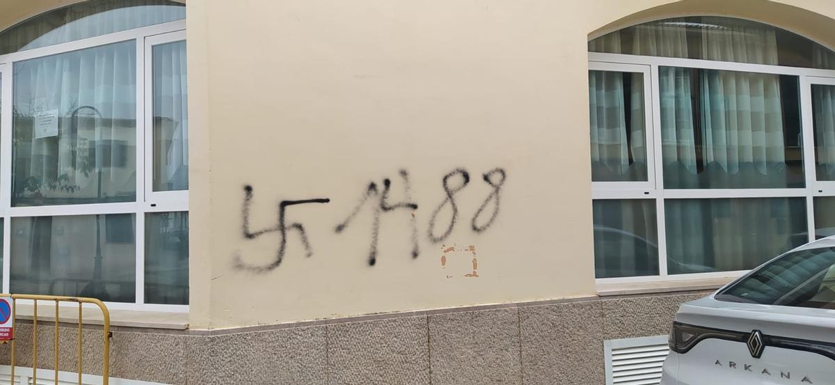 Más esvásticas pintadas por los agresores en la zona.