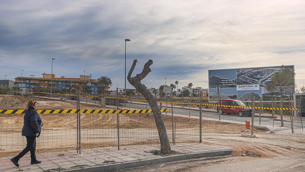 Cartelería que anuncia la promoción de viviendas turísticas en plan SUS-A de San Miguel de Salinas