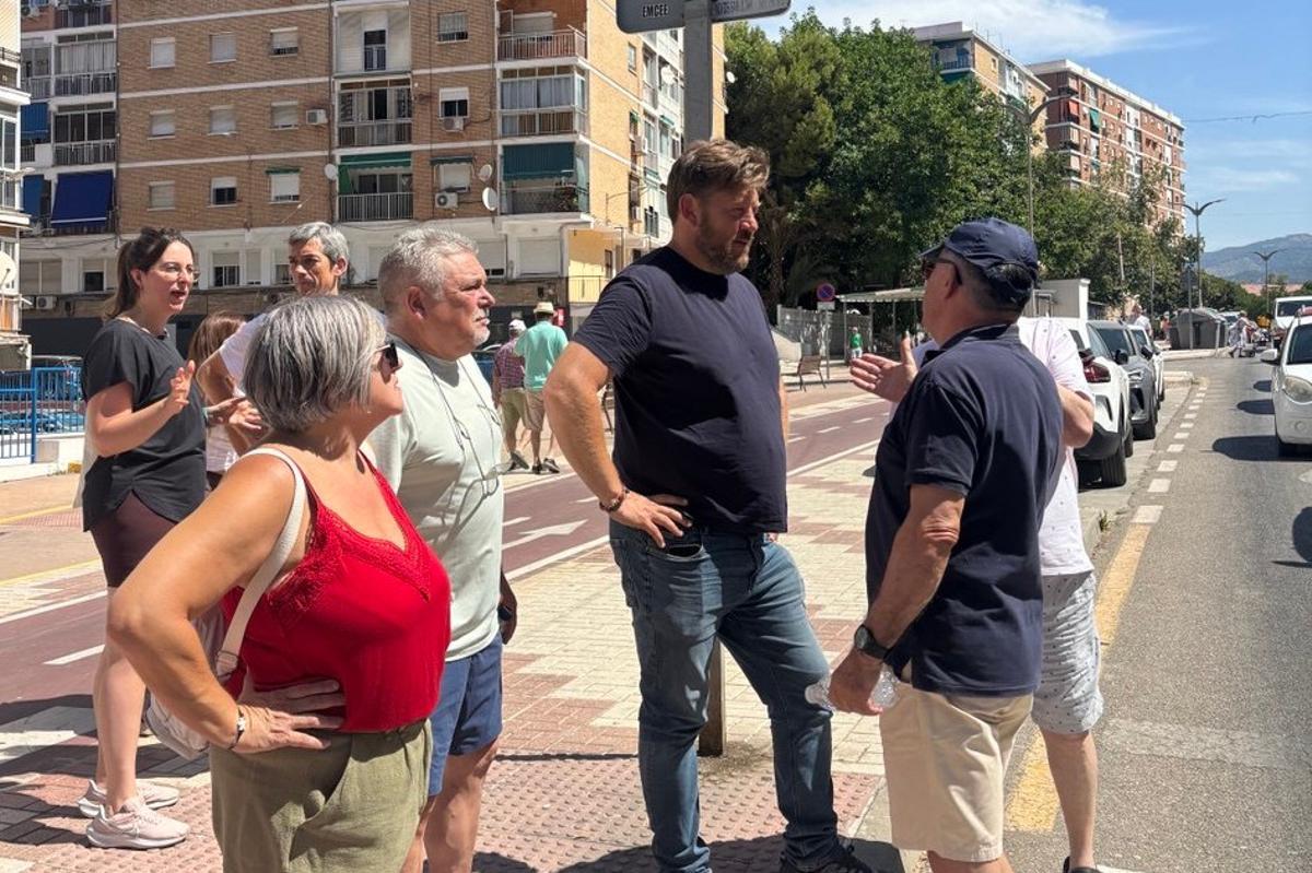 Sguiglia charlas con vecinos de Miraflores.