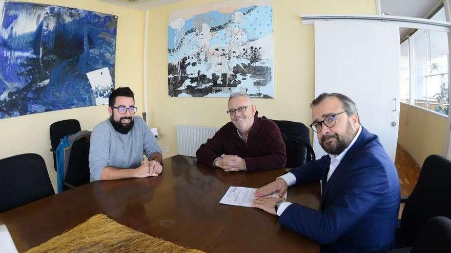 Xosé Manuel Pazos y Rafael Cuíña, ayer, en el consistorio de Cangas, junto al concejal Tomás Hermelo (Sanidad). // Gonzalo Núñez