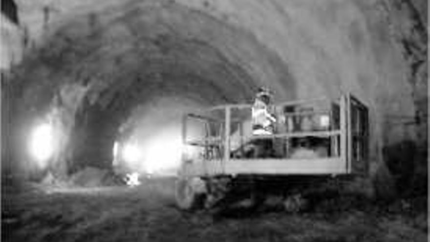 interior. La part sud i la part nord del túnel van unir-se en aquest punt.