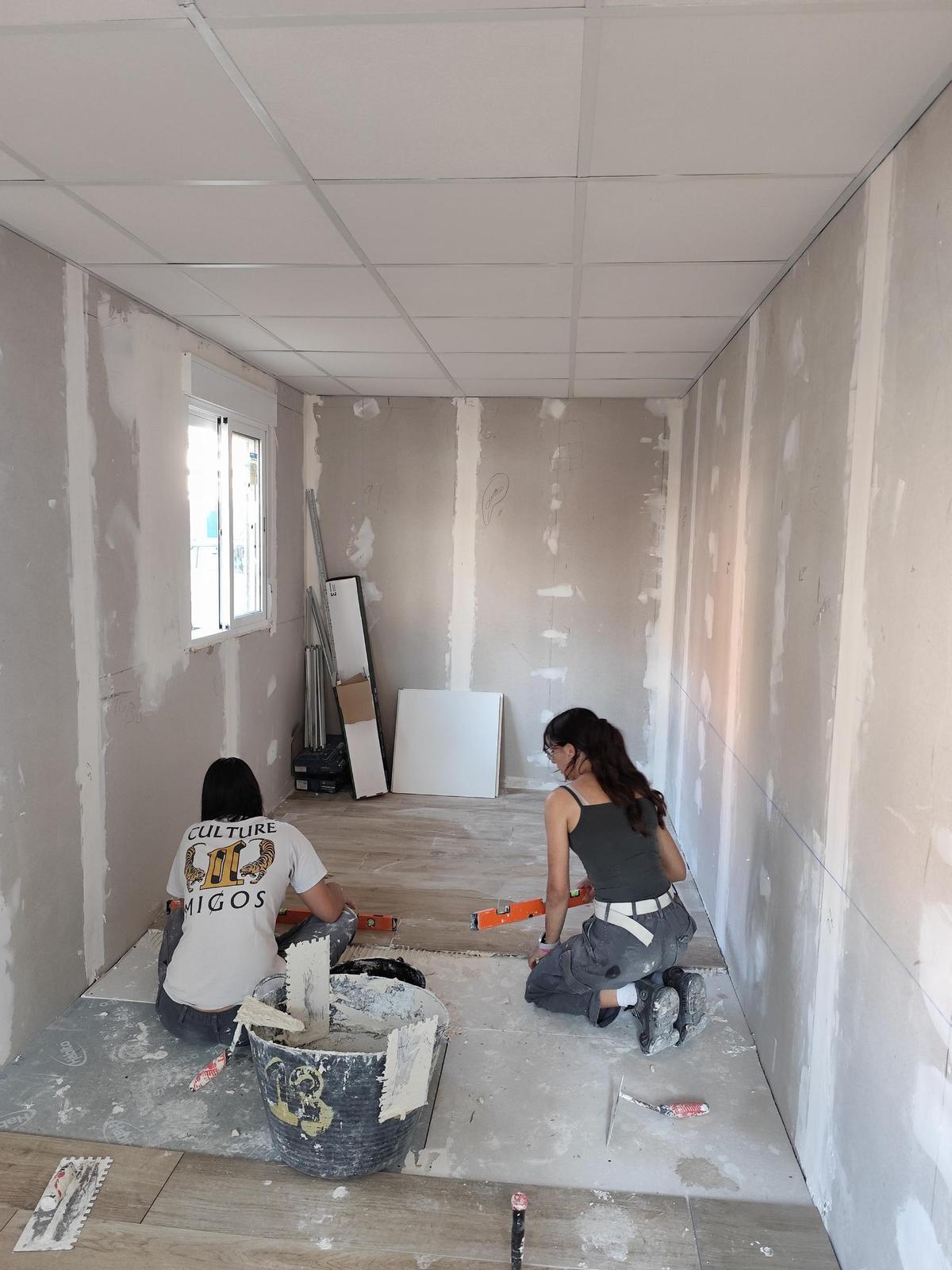 Alumnat d’Edificació i obra civil del CIPFP Ciutat de l’Aprenent de València reconvertint un contenidor marítim en un espai docent auxiliar.