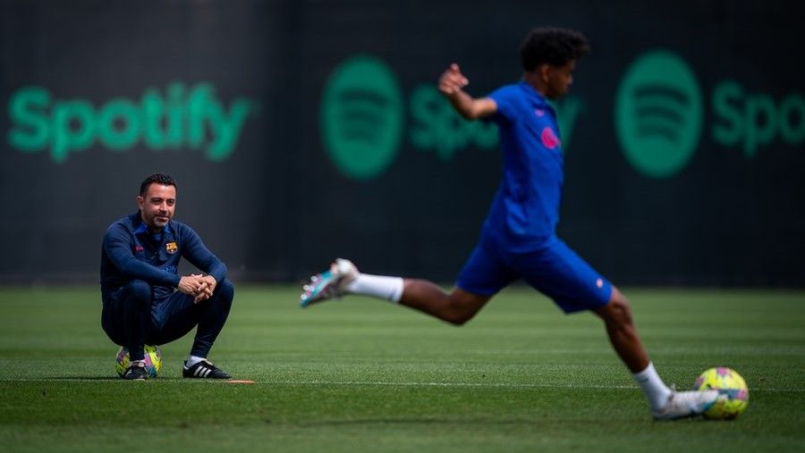 Xavi observa el disparo de Lamine Yamal en el entrenamiento previo a la visita del Atlético al Camp Nou.