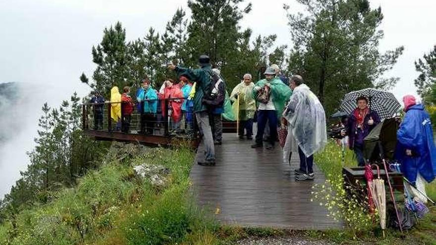 Ruta en la Ribeira Sacra de un grupo de senderismo hace unos días.