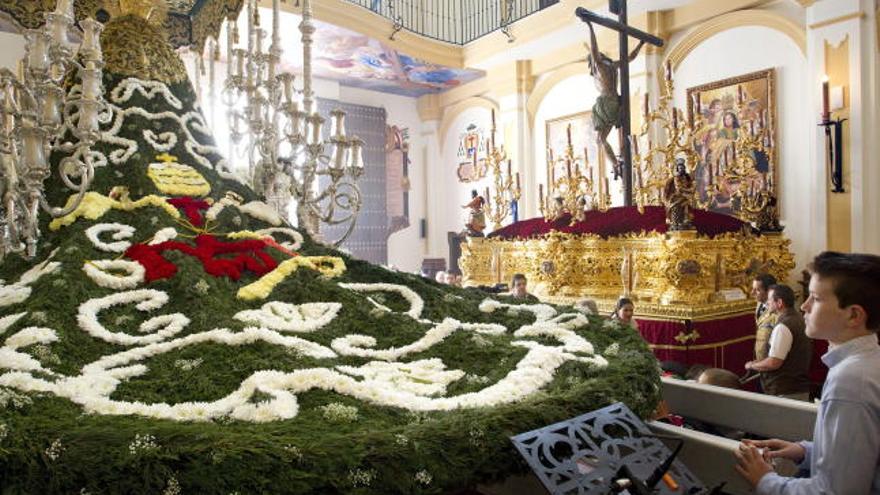 Manto que lucirá hoy la Virgen de las Penas por las calles de Málaga y que está formado de hojas de ciprés y casi 4.000 flores, en su mayoría claveles y margaritas, que mezclan su olor al del azahar y el incienso característicos de estos días.