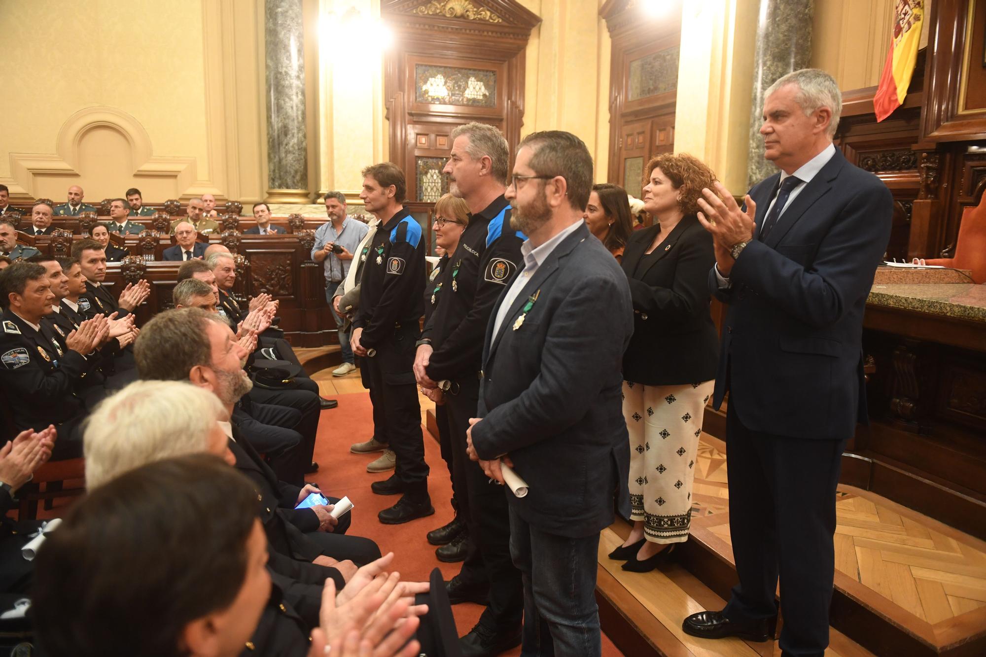 Homenaje a los policías locales de A Coruña que llevan 20 años en el cuerpo