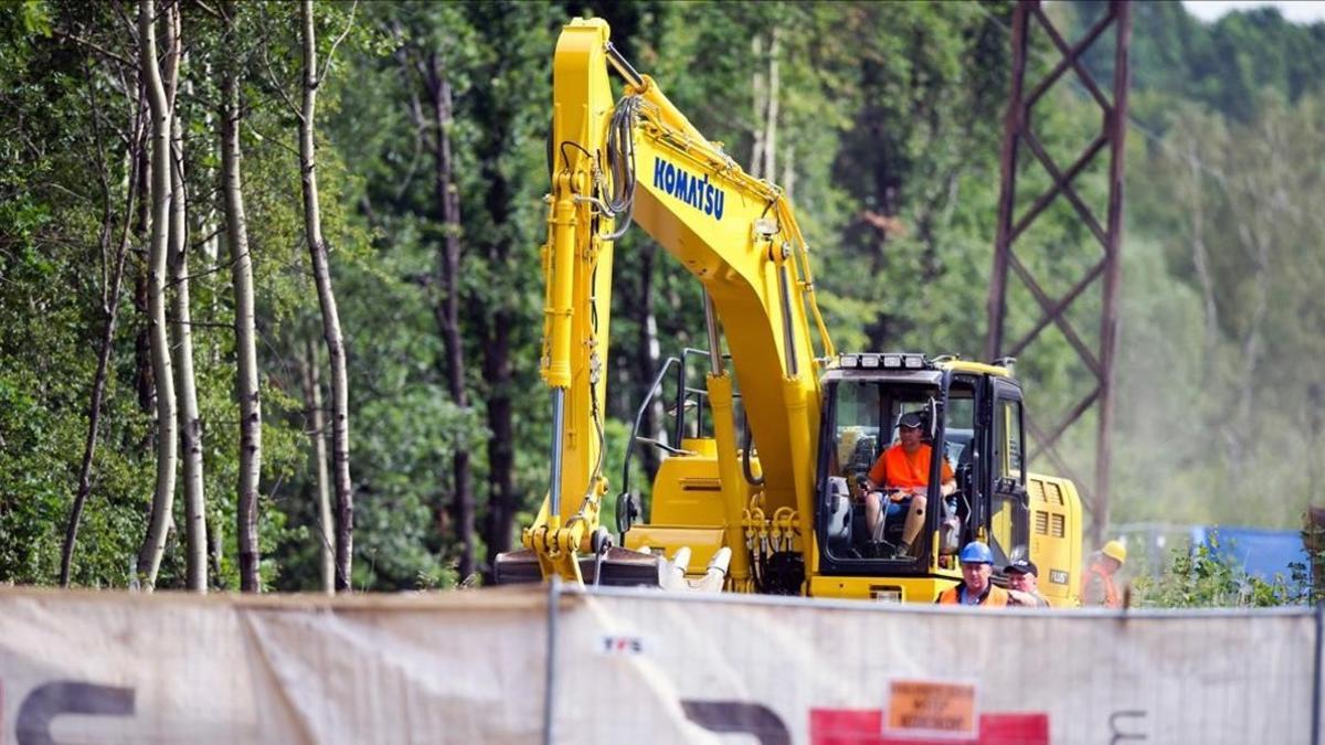 Imágenes del primer día de excavaciones para verificar la existencia de un supuesto tren nazi lleno de oro enterrado en el suroeste de Polonia, el martes.