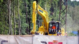 Un tractor durante el primer día de excavaciones para verificar la existencia de un supuesto tren nazi lleno de oro enterrado en el suroeste de Polonia, el martes.