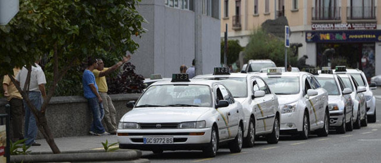 Los taxistas alertan del intrusismo y la presencia de coches pirata en la  ciudad - La Provincia