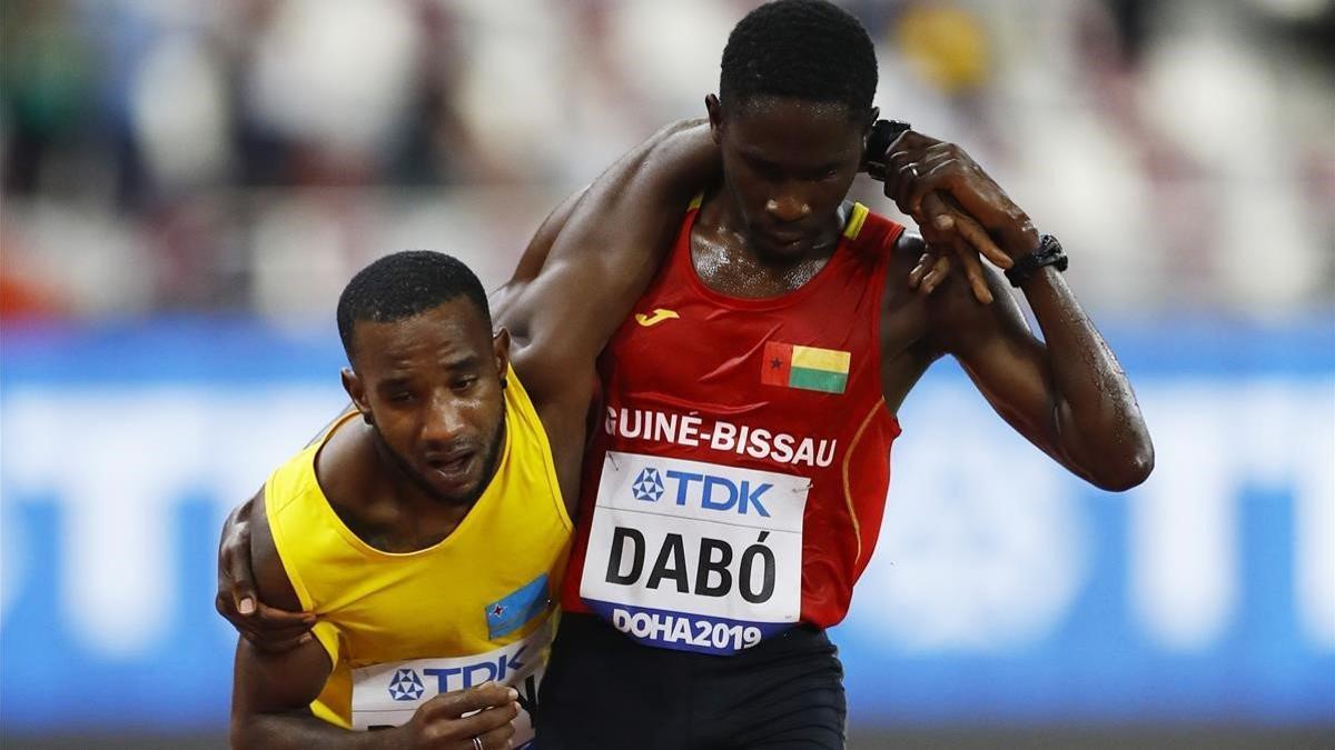 Jonathan Busby, ayudado por Braima Dabó, en Doha.