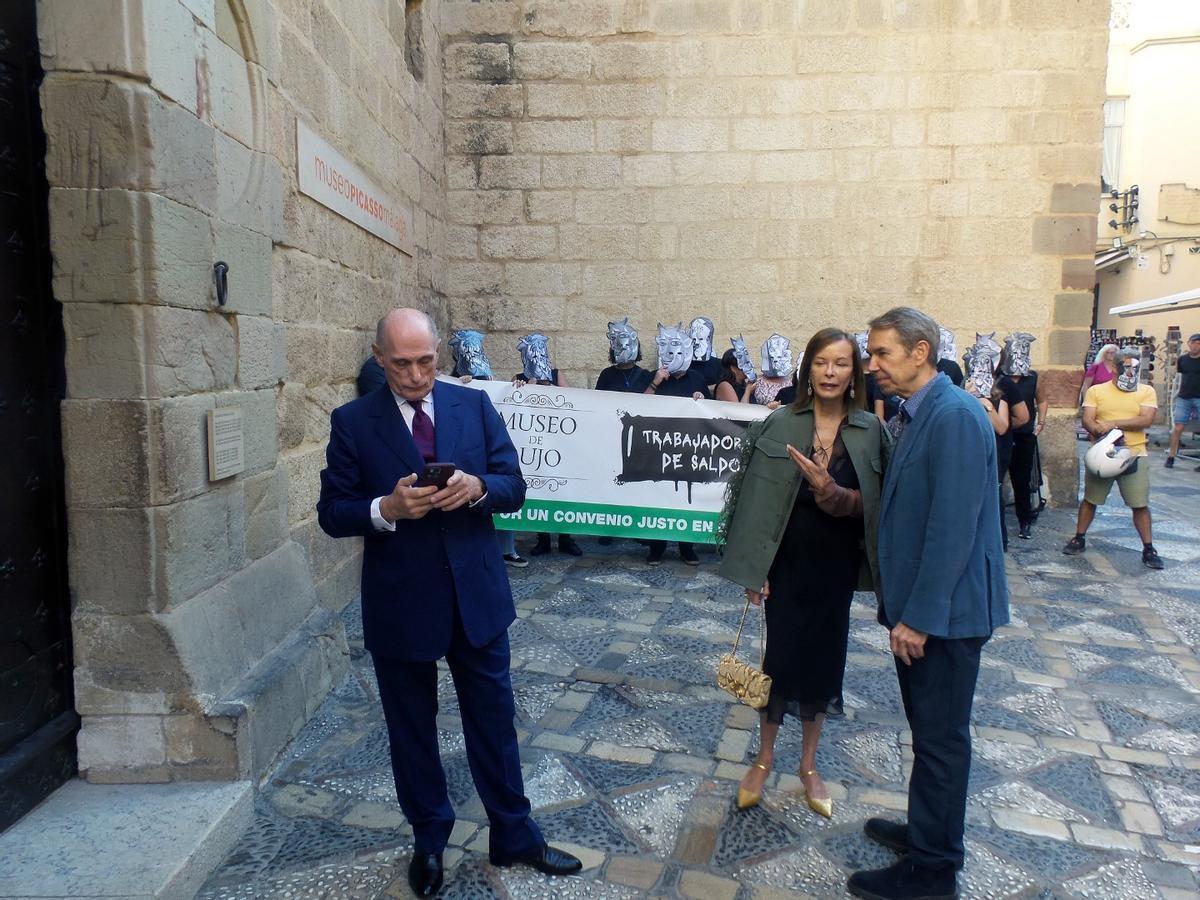 Bernard Picasso llegó acompañado de su esposa y el artista Jeff Koons.