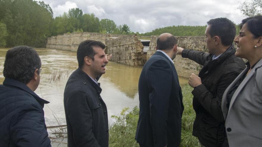 Un momento de la visita de Luis Tudanca al puente de Castrogonzalo.