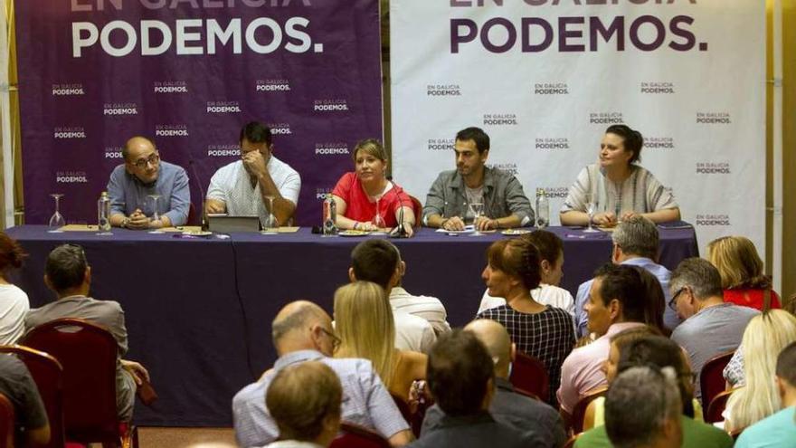 Santos, en el centro de la mesa, ayer durante la asamblea de Podemos celebrada en Vigo.