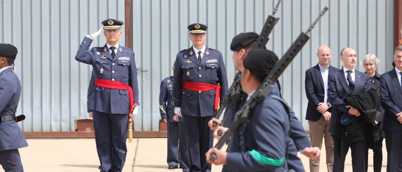 El máximo jefe del Mando Aéreo General, a la izquierda, junto al nuevo responsable de la Base de Zaragoza, durante el desfile.