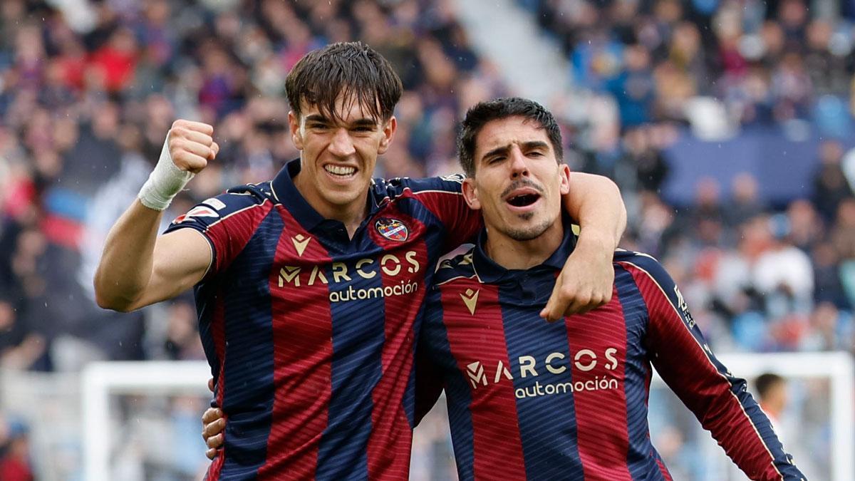 Carlos Espí celebra su gol contra el Levante UD