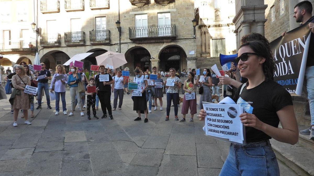 Profesionales sanitarias temporales, ayer en la Plaza Mayor de Ourense.   | // FERNANDO CASANOVA