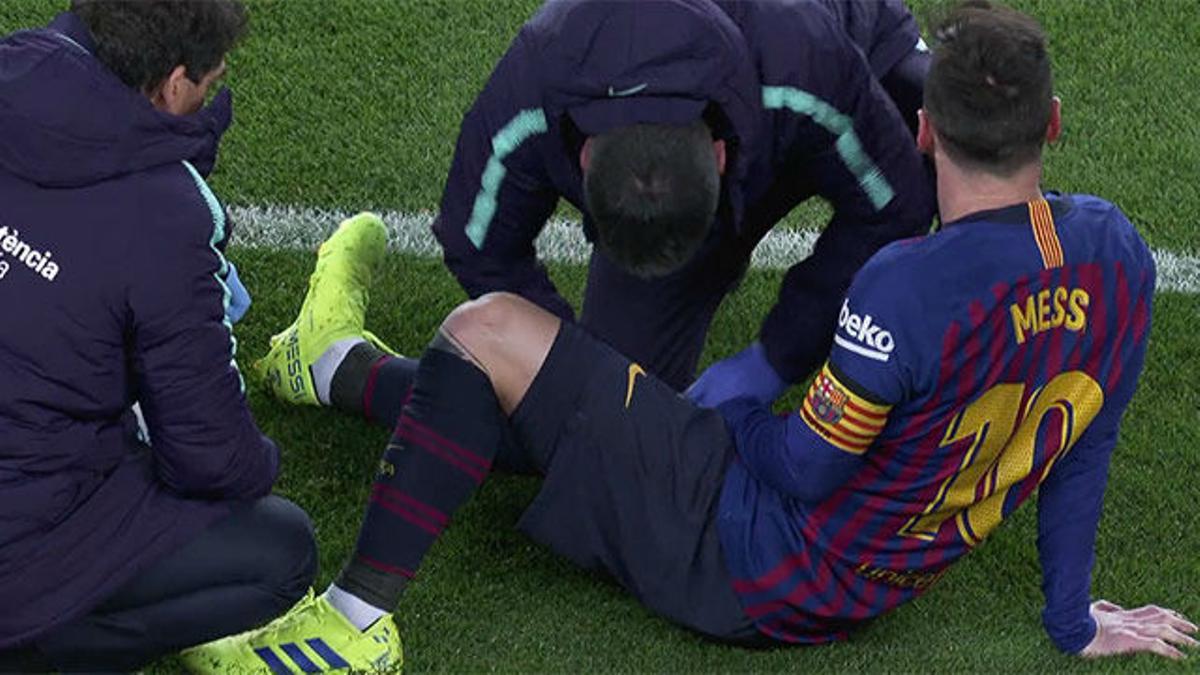 Messi fue atendido sobre el césped después de recibir un golpe