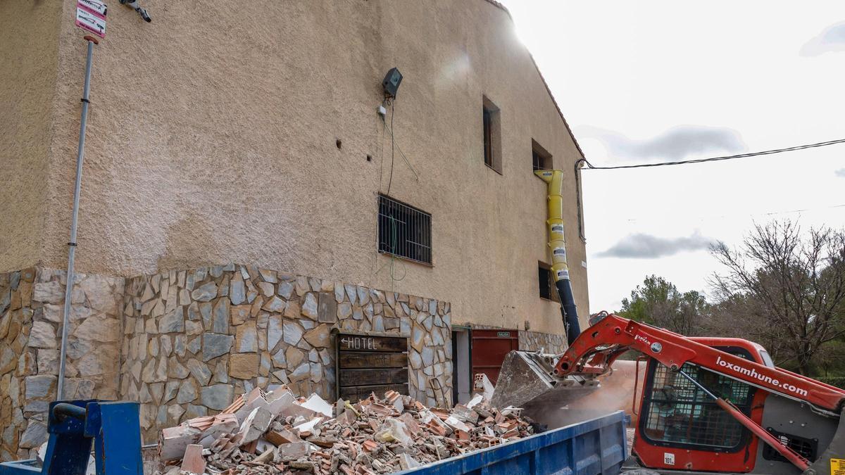 Inician las obras para convertir el antiguo hotel de Xorret de Catí en un centro de dinamización turística provincial