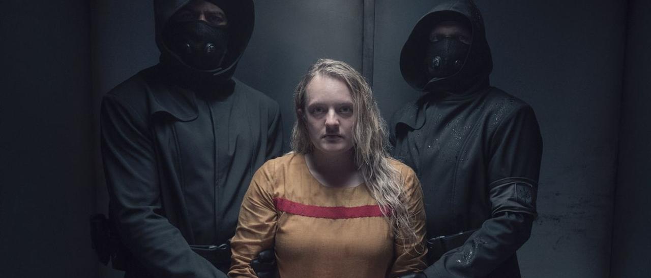 Elisabeth Moss, en el centro, en una imagen de la nueva temporada de ’El cuento de la criada’.